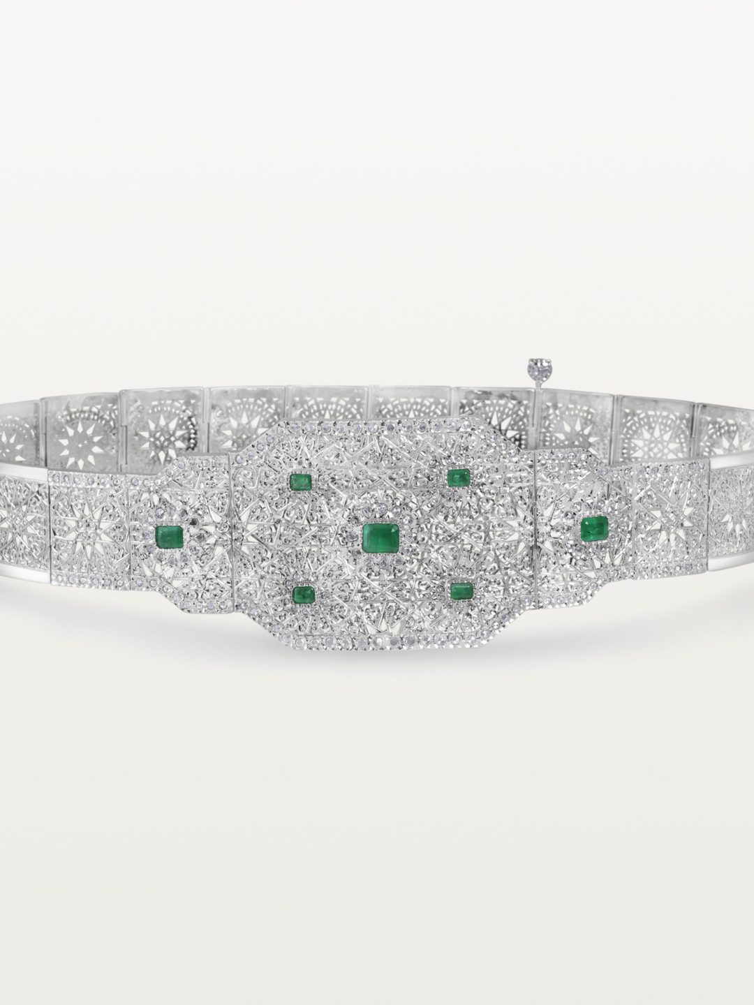 MDAMA HOMMAGE AU PASSÉ, CRÉATION CONTEMPORAINE EN FILIGRANE D’OR BLANC ET ÉMERAUDES