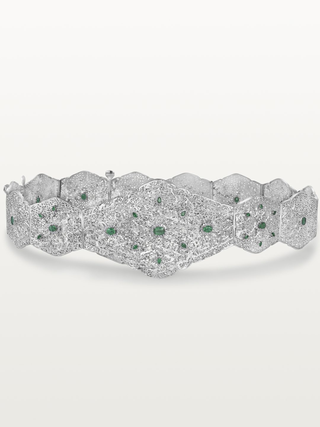 MDAMA HOMMAGE AU PASSÉ, CRÉATION CONTEMPORAINE MOTIFS LOSANGE,OR BLANC ET ÉMERAUDES