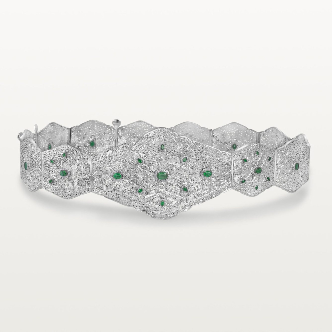 MDAMA HOMMAGE AU PASSÉ, CRÉATION CONTEMPORAINE MOTIFS LOSANGE, OR BLANC ET ÉMERAUDES