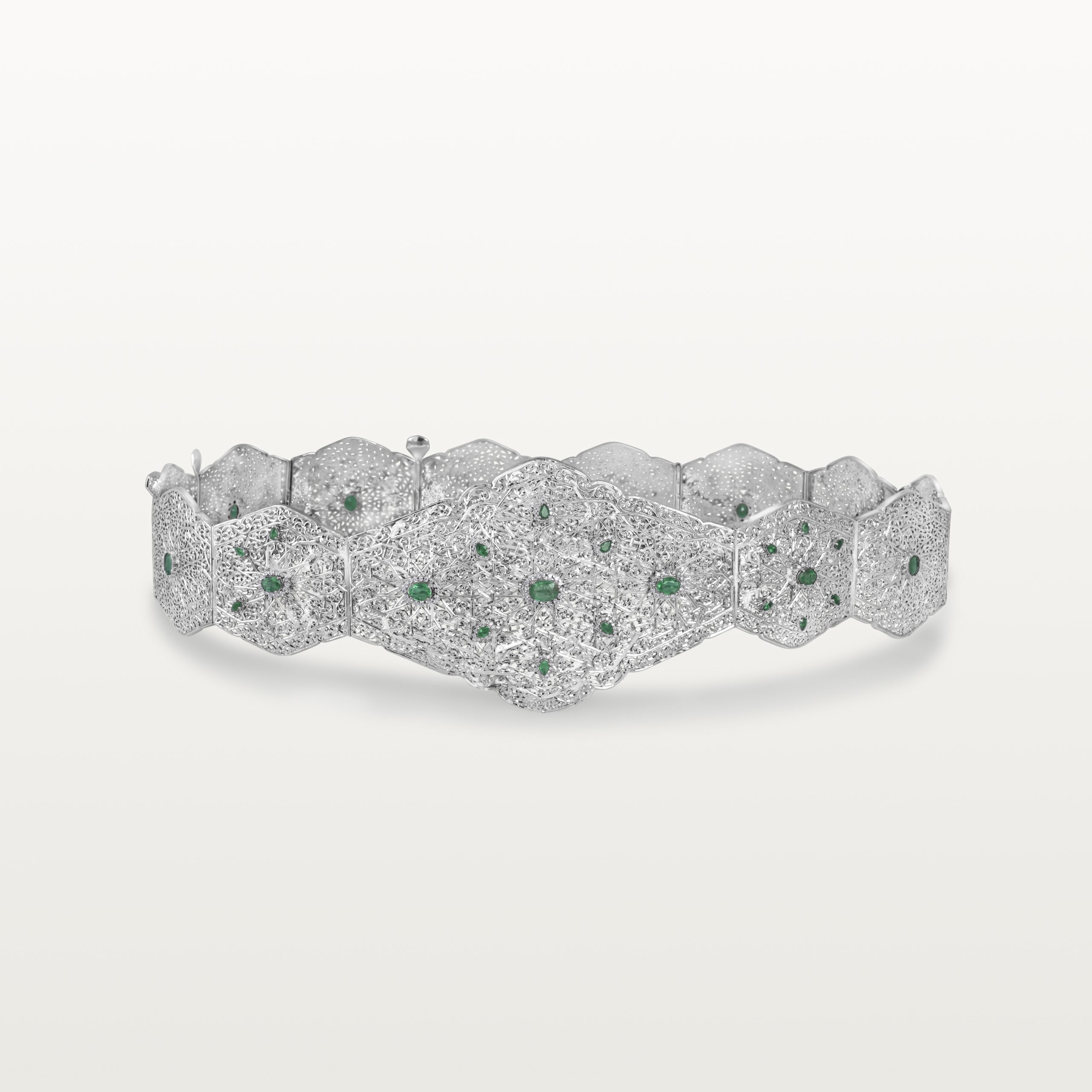 MDAMA HOMMAGE AU PASSÉ, CRÉATION CONTEMPORAINE MOTIFS LOSANGE,OR BLANC ET ÉMERAUDES