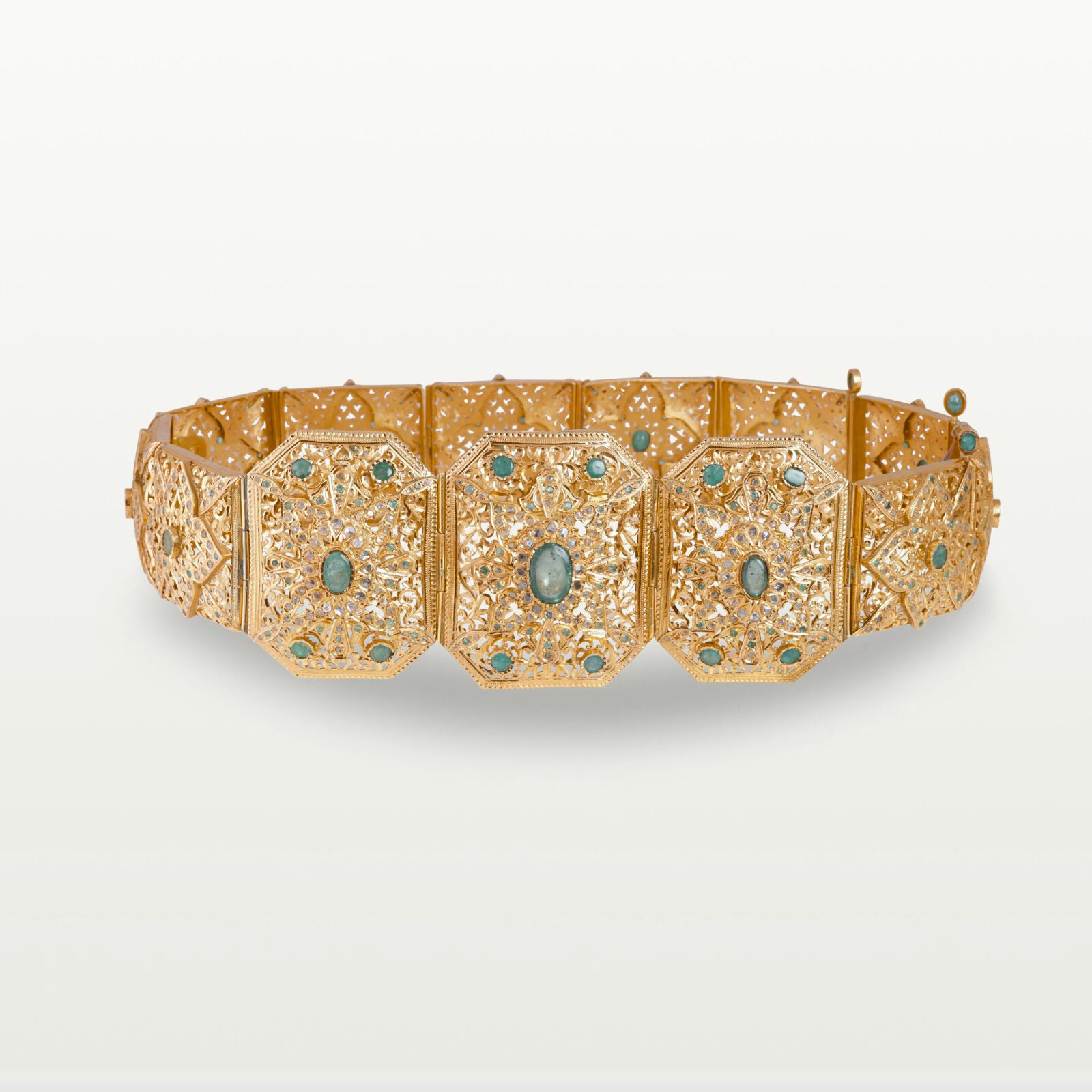 CEINTURE MDAMA HOMMAGE AU PASSÉ, CEINTURE ARTICULÉE À PANNEAUX AJOURÉS ET ORNEMENTS D’ÉMERAUDE