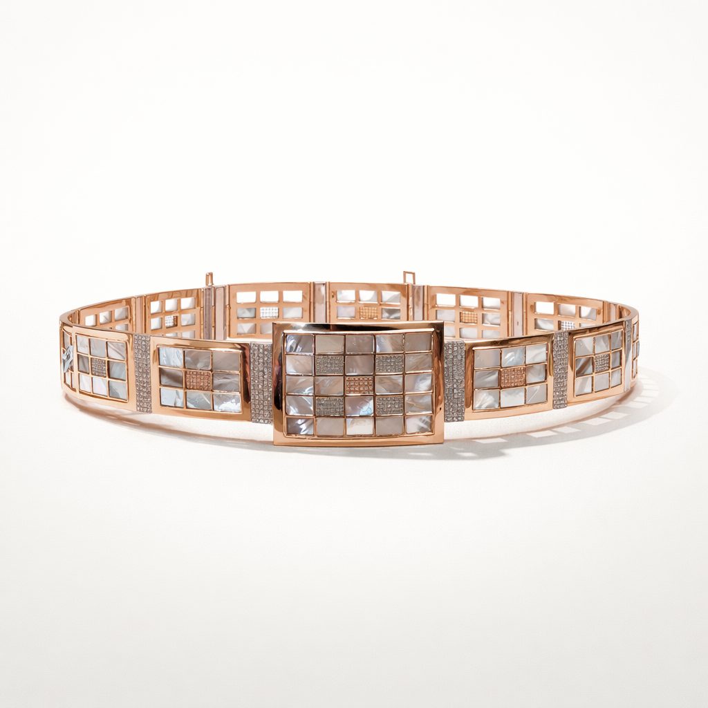 MDAMA HOMMAGE AU PASSÉ, CRÉATION CONTEMPORAINE D’OR BLANC ET NACRE ET DIAMANTS