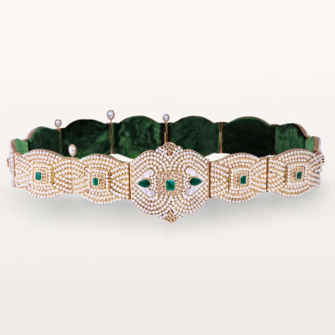 CEINTURE MDAMA "LA PERLÉE" HOMMAGE AU PASSÉ, PERLES, NACRE ET ÉMERAUDES
