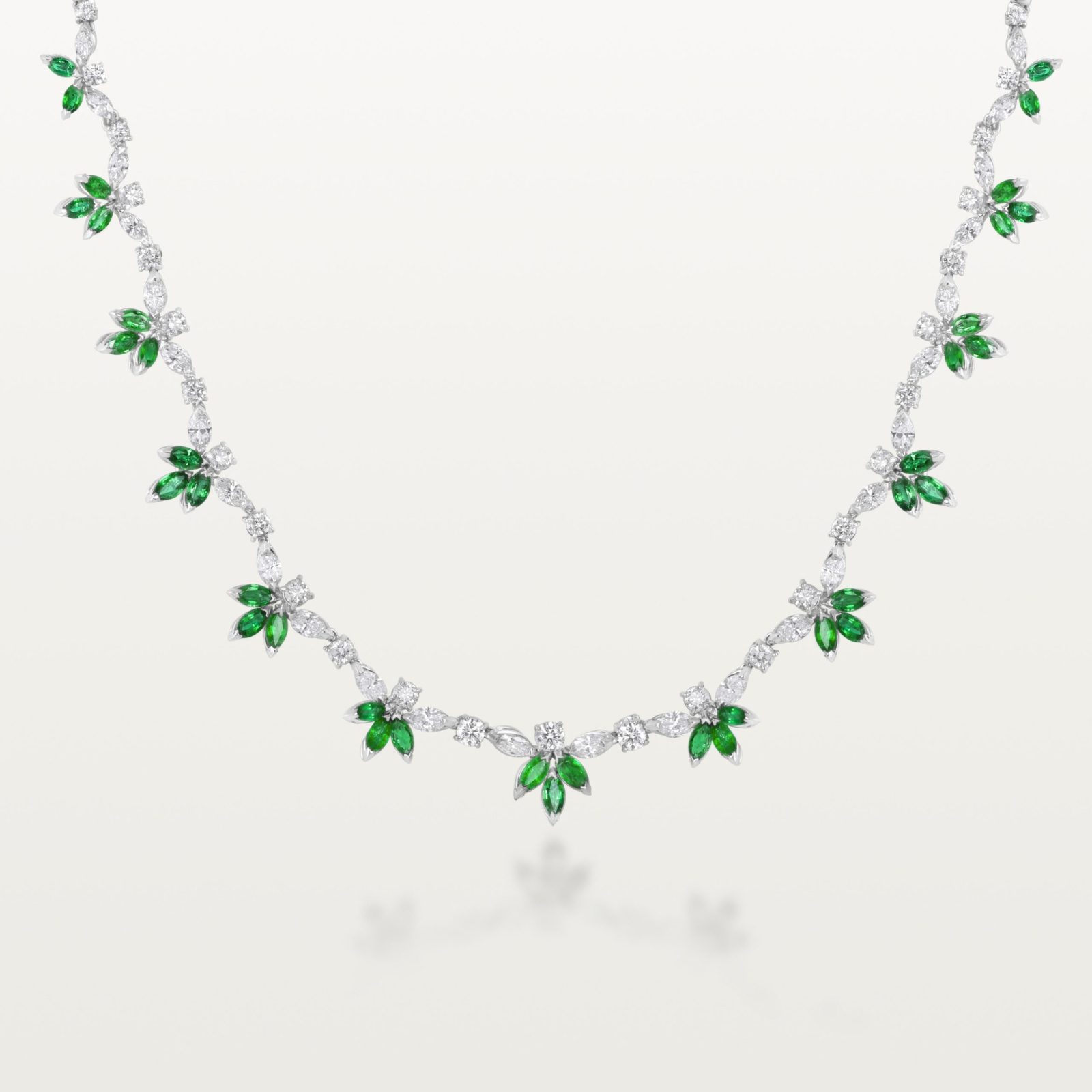 COLLIER LES FLEURS DU BIEN, ÉMERAUDES ET DIAMANTS