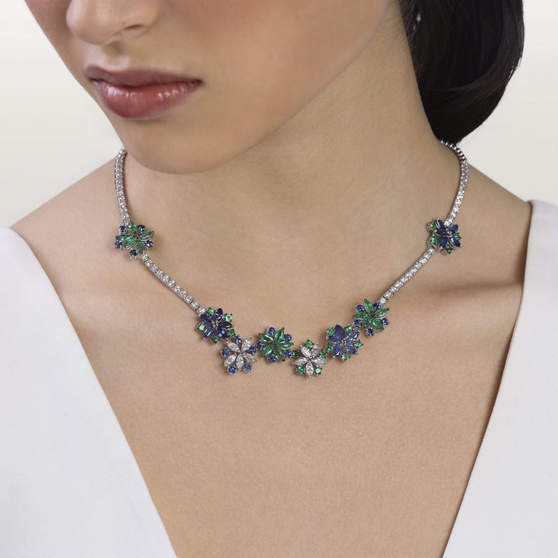 collier-diamants-blanc-emeraude-saphir-bleu-haute-joaillerie-kara.s2-les-fleurs-du-bien