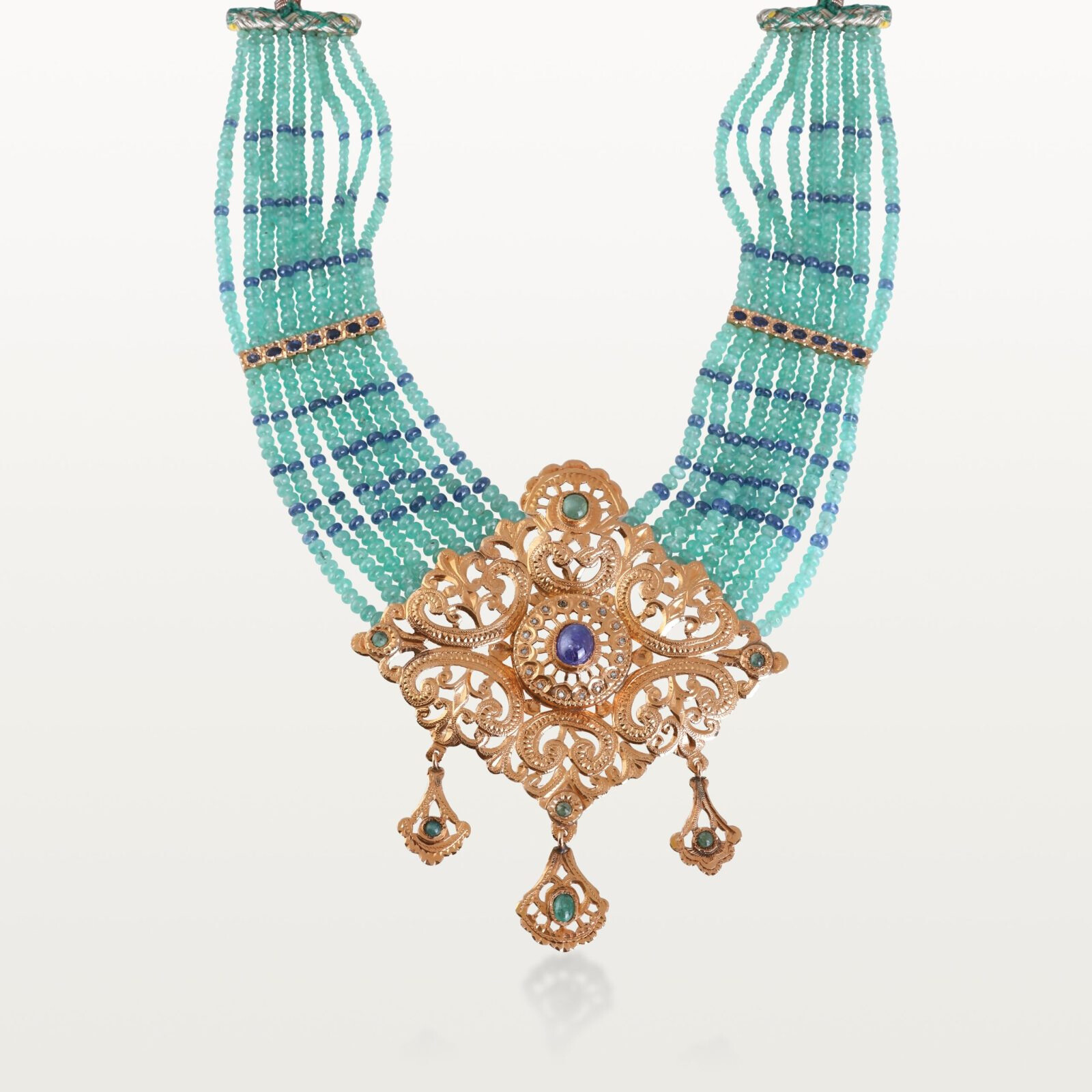 MTEJA HOMMAGE AU PASSÉ, MOTIF CENTRAL FILIGRANÉ À CABOCHON SAPHIR ET MULTIRANGS DE PERLES D’ÉMERAUDE & SAPHIR