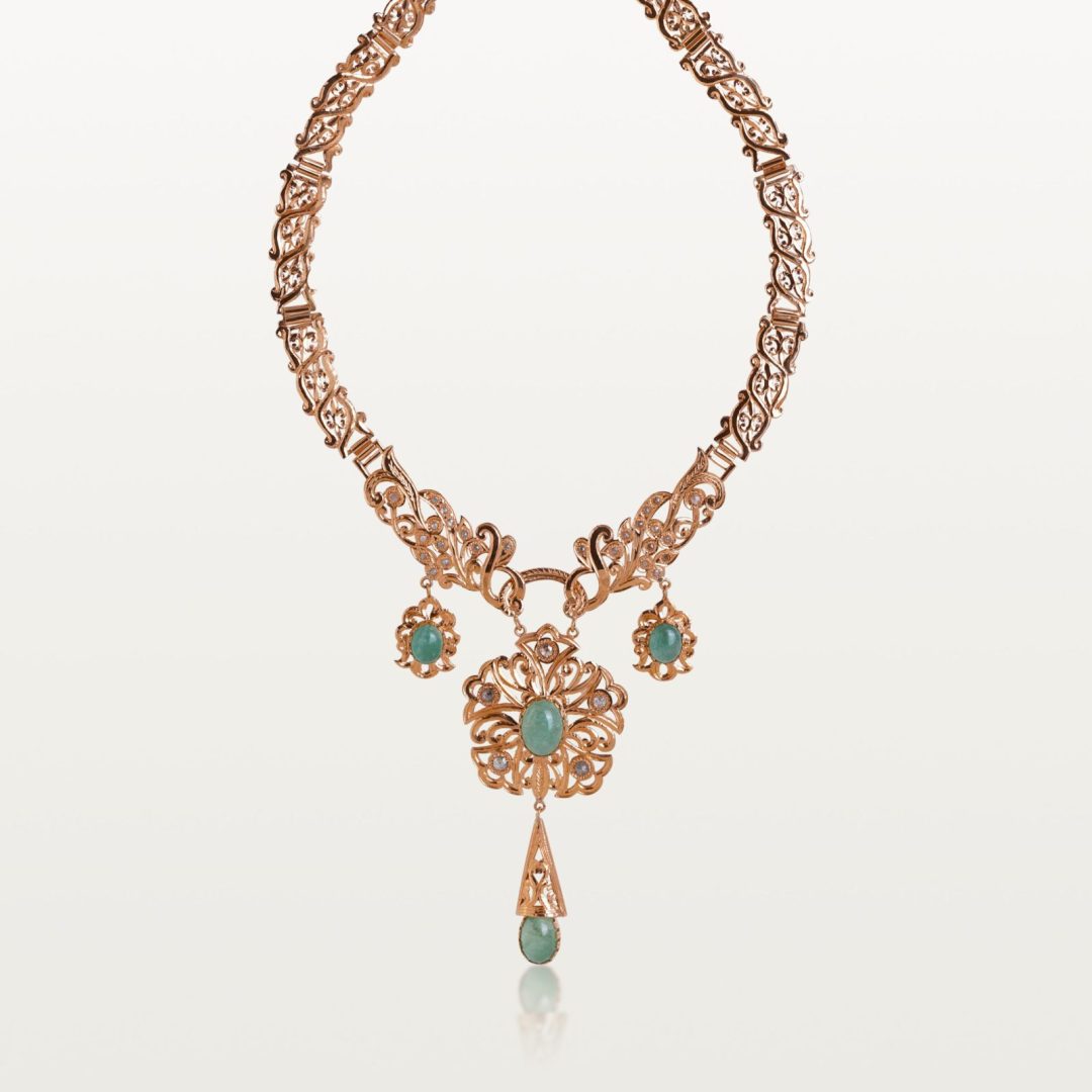 COLLIER  "TANGUY" HOMMAGE AU PASSÉ, MAILLONS AJOURÉS ET PENDENTIF CENTRAL À GOUTTE ARTICULÉE