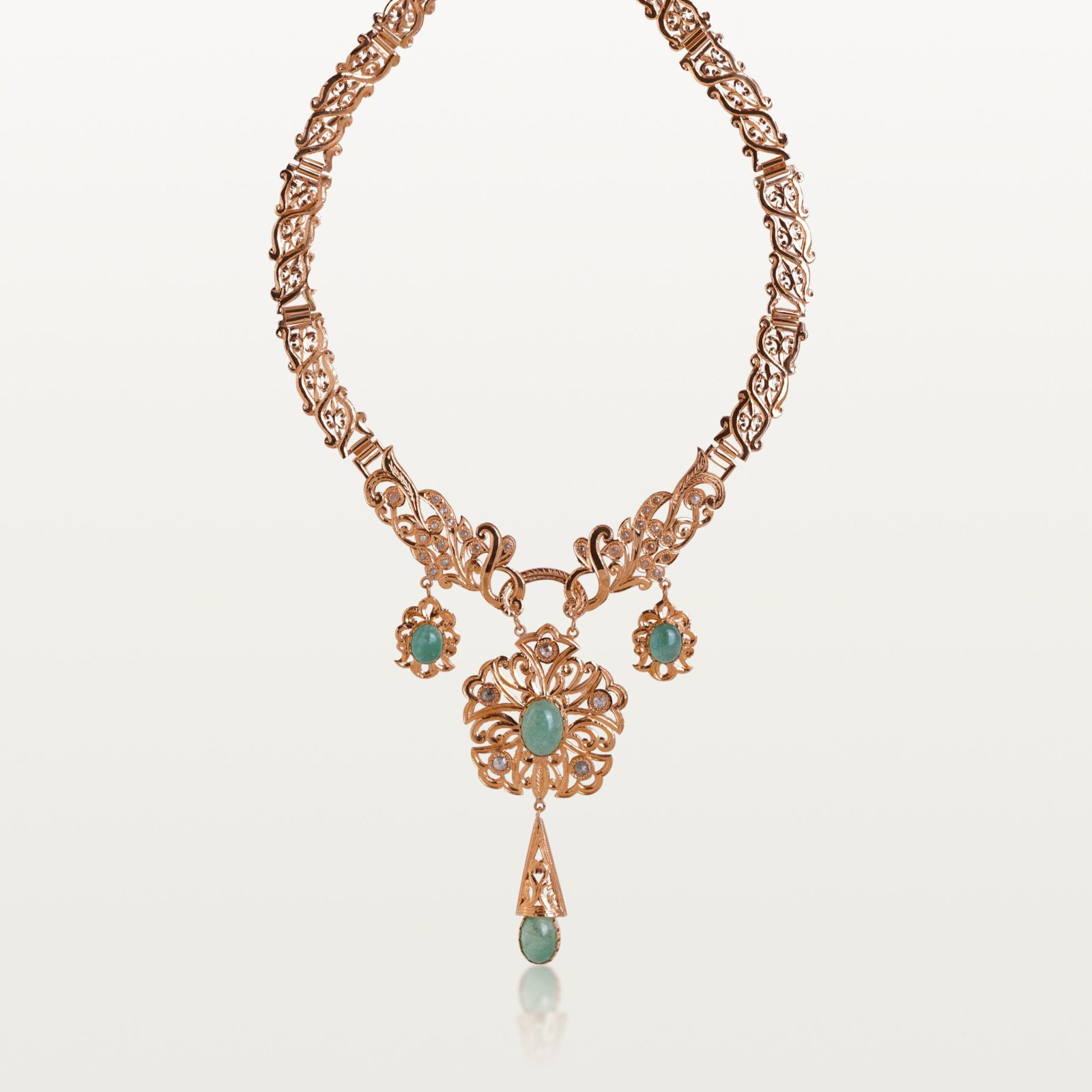 COLLIER  "TANGUY" HOMMAGE AU PASSÉ, MAILLONS AJOURÉS ET PENDENTIF CENTRAL À GOUTTE ARTICULÉE