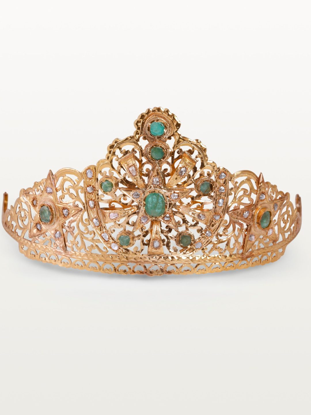 TAJ « KHMASSI » HOMMAGE AU PASSÉ, COURONNE AJOURÉE ORNÉE D’ÉMERAUDES