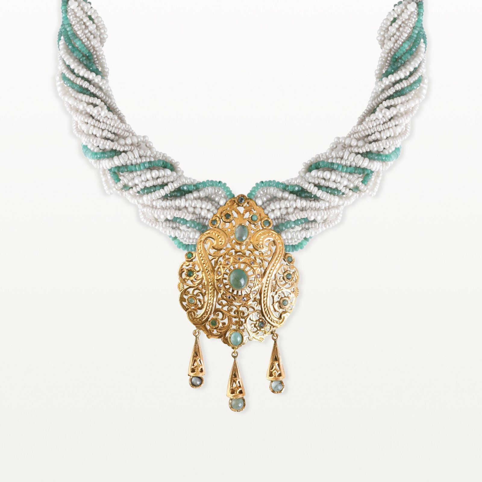 MTEJA HOMMAGE AU PASSÉ, MOTIF CENTRAL FILIGRANÉ À CABOCHONS ET TORSADES DE PERLES "HORRA"