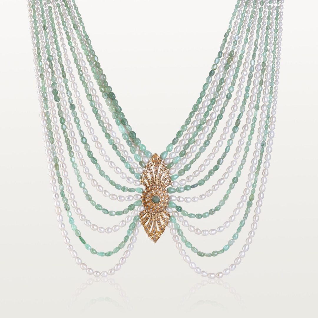 MTEJA HOMMAGE AU PASSÉ, MOTIF CENTRAL FILIGRANÉ ET MULTIRANGS DE PERLES & ÉMERAUDES