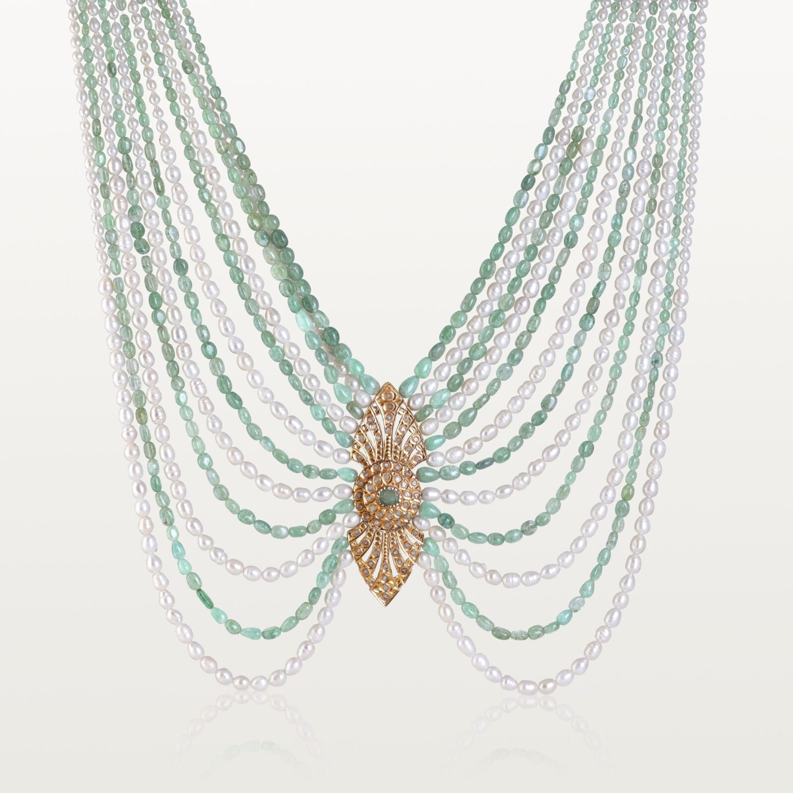 MTEJA HOMMAGE AU PASSÉ, MOTIF CENTRAL FILIGRANÉ ET MULTIRANGS DE PERLES & ÉMERAUDES