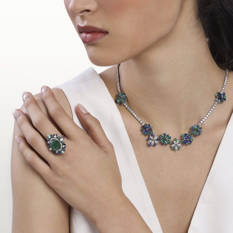 parure-collier-bague-diamants-blanc-saphir-bleu-emeraude-haute-joaillerie-kara.s-les-fleurs-du-bien