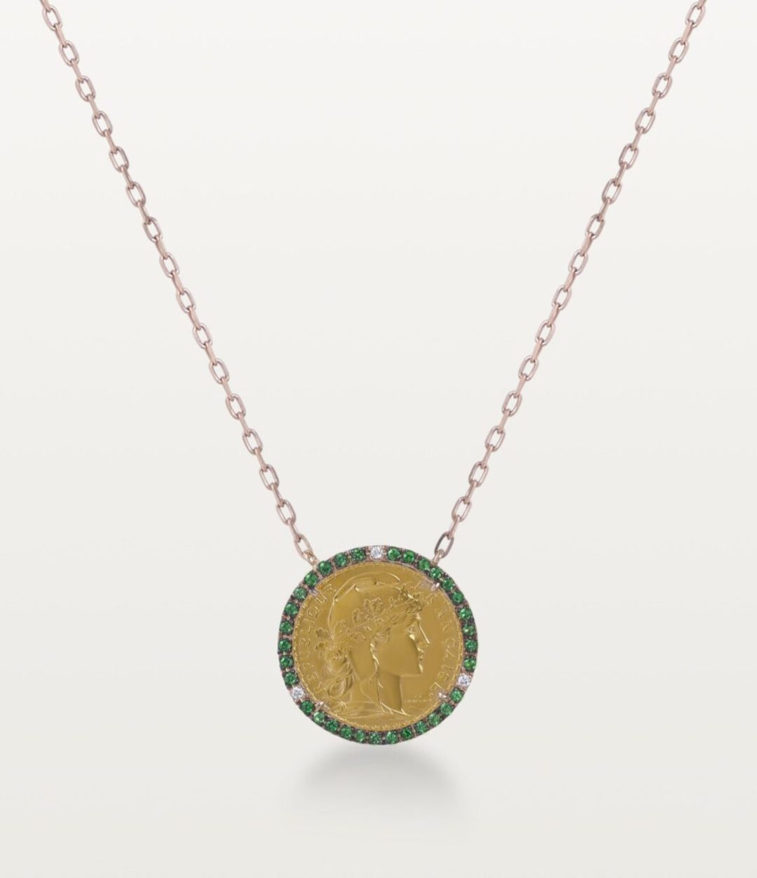 PENDENTIF MON LOUIS, MÉDAILLON "MARIANNE COQ" 20 FRANCS CERCLÉ D’ÉMERAUDES ET DE DIAMANTS