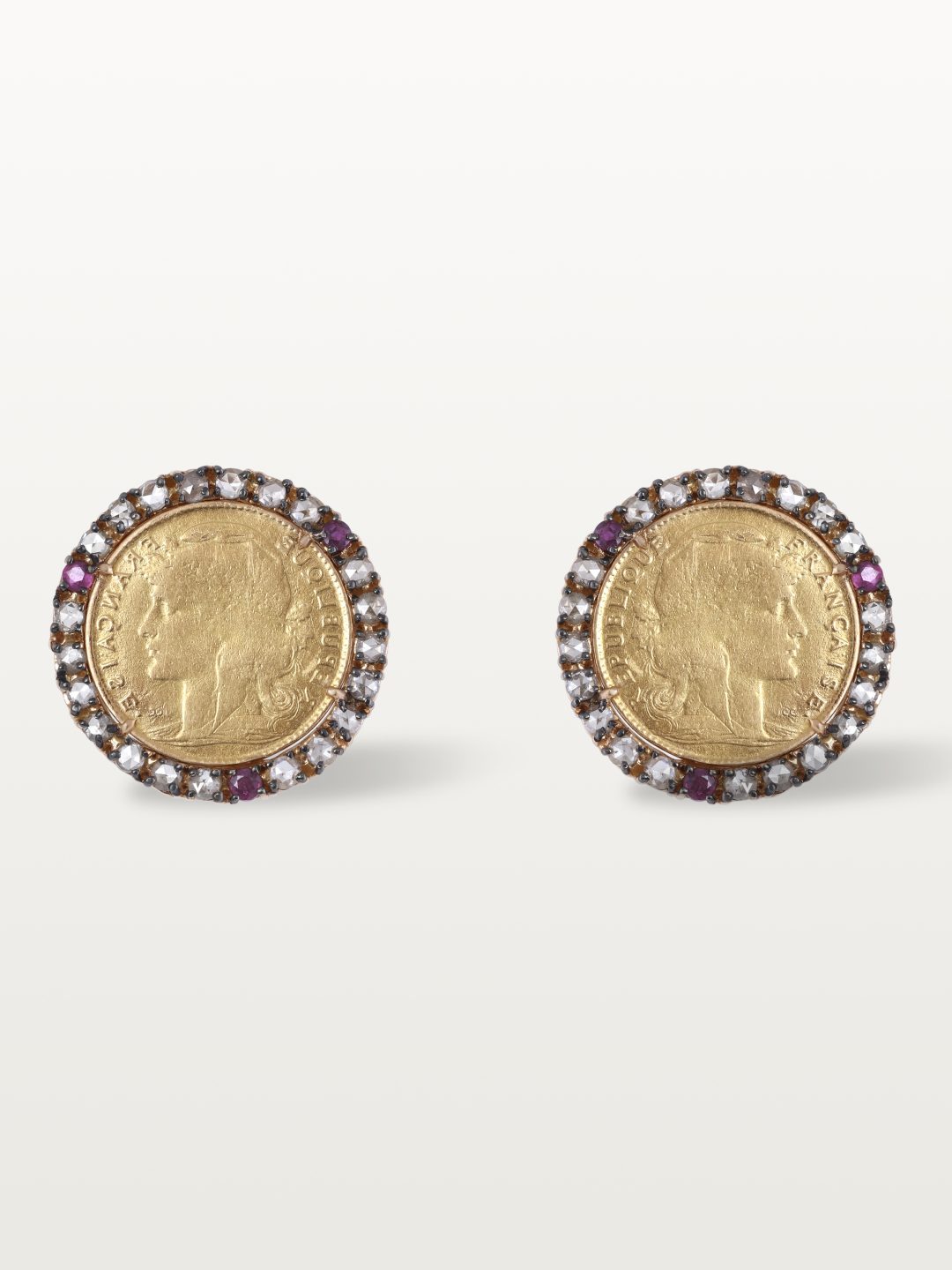 PUCES D’OREILLES MON LOUIS, "MARIANNE COQ" 10 FRANCS CERCLÉS DE DIAMANTS MARRON ET DE RUBIS