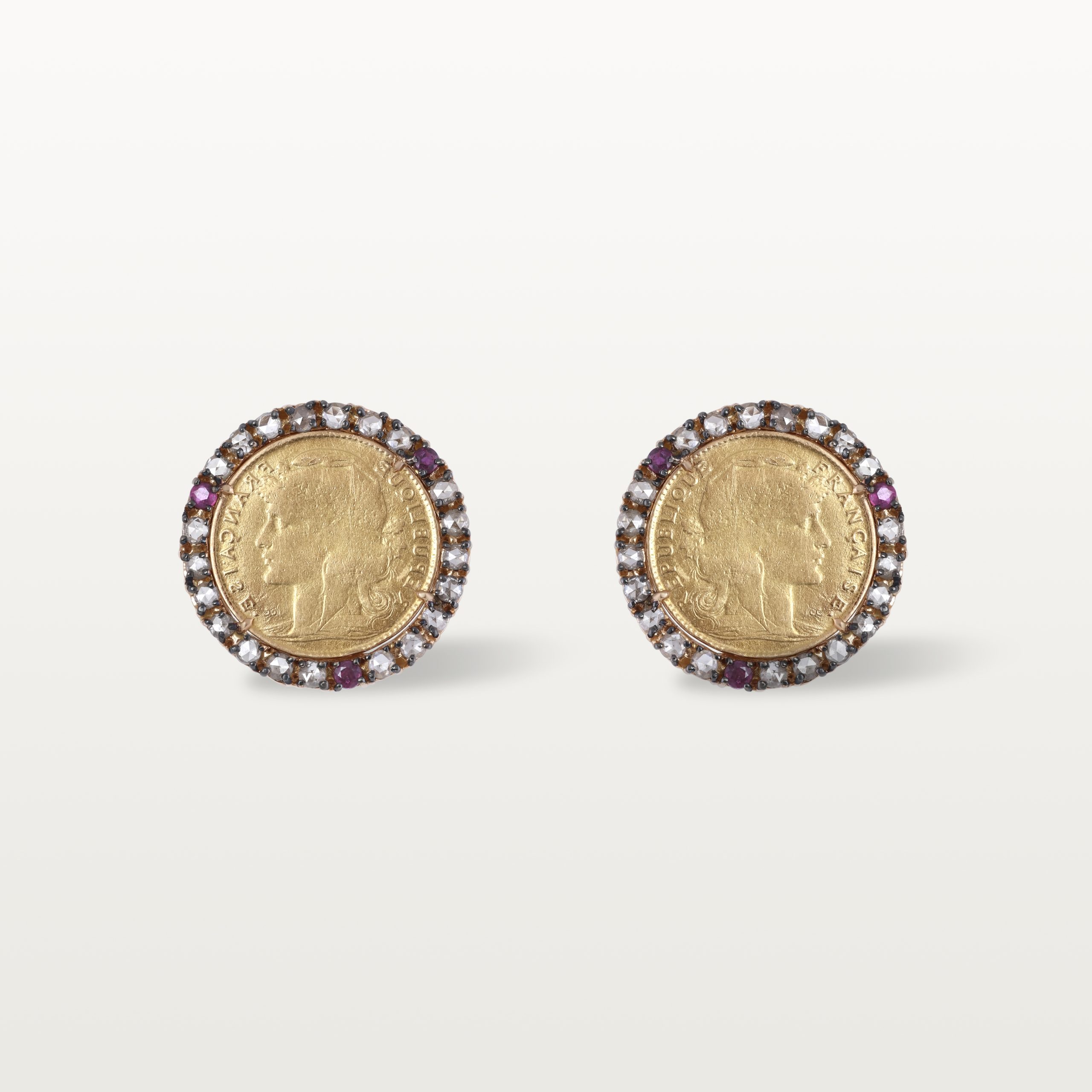 PUCES D’OREILLES MON LOUIS, "MARIANNE COQ" 10 FRANCS CERCLÉS DE DIAMANTS MARRON ET DE RUBIS