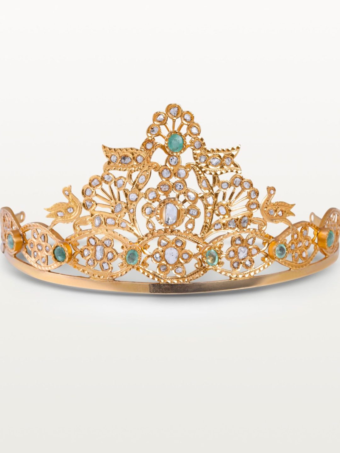 TAJ « BRATL » HOMMAGE AU PASSÉ, COURONNE AJOURÉE ORNÉE D’OISEAUX ET D’ÉMERAUDES