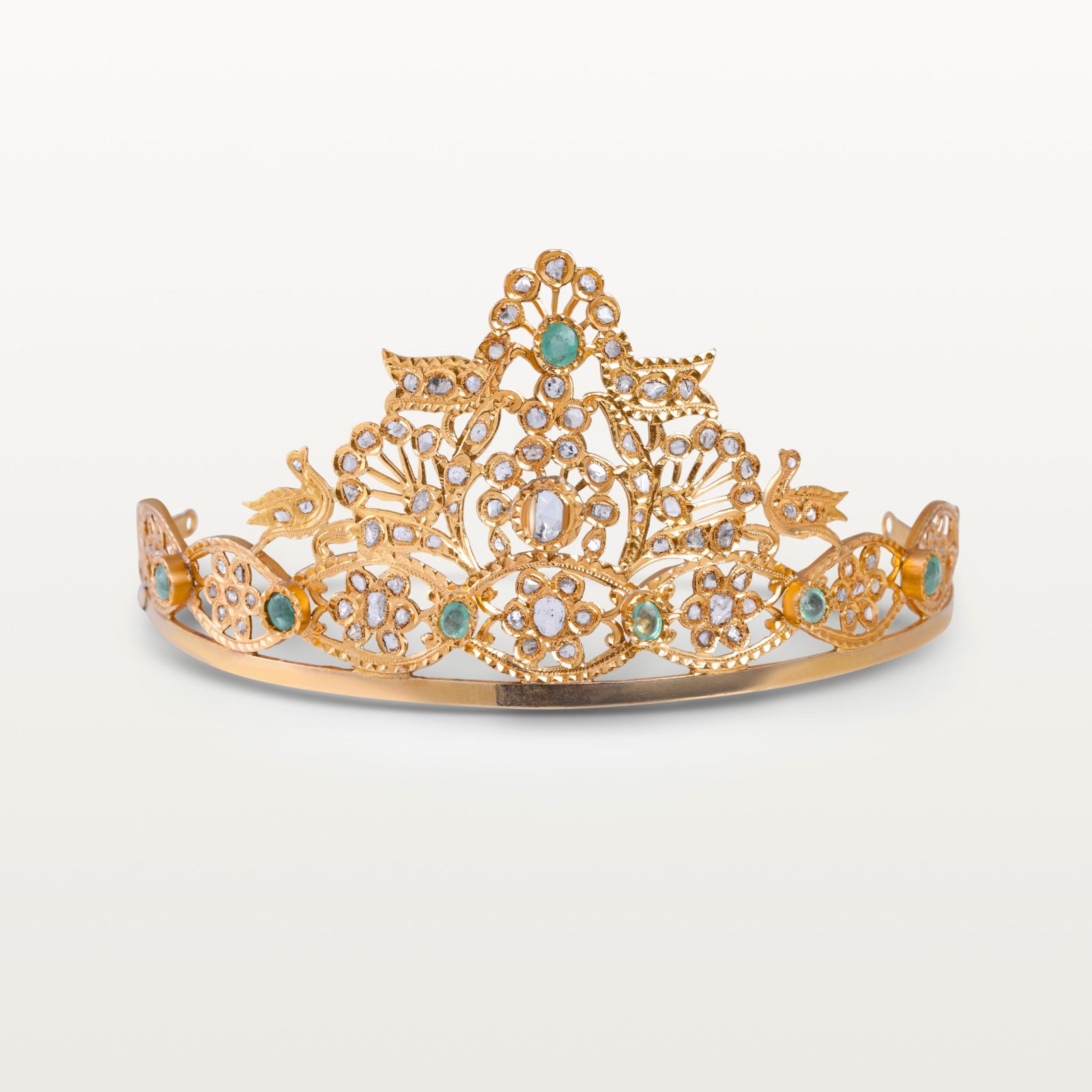 TAJ « BRATL » HOMMAGE AU PASSÉ, COURONNE AJOURÉE ORNÉE D’OISEAUX ET D’ÉMERAUDES