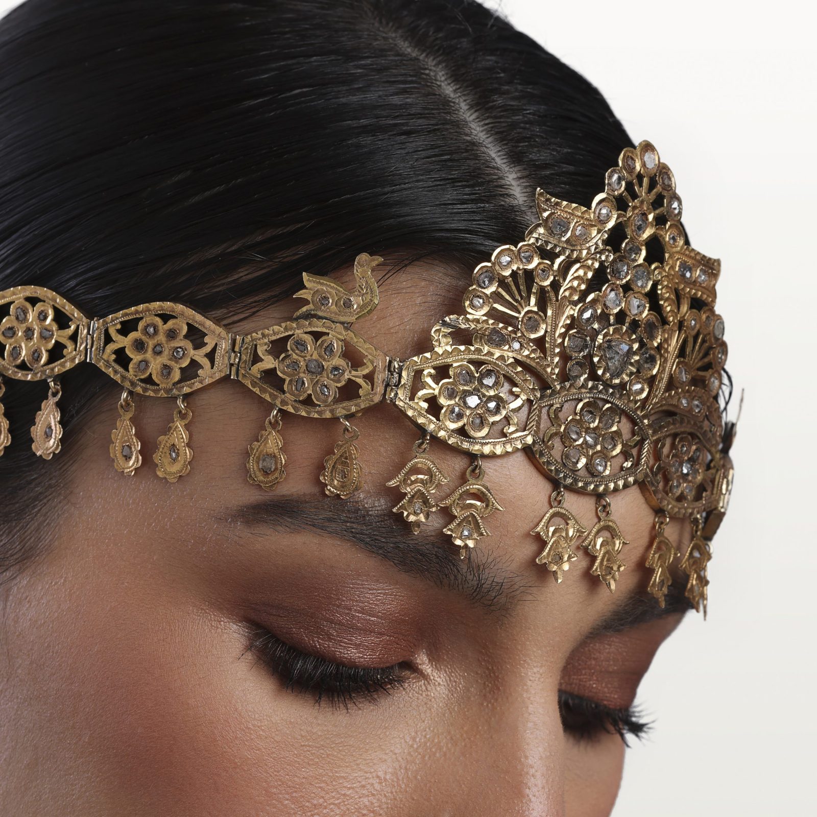 taj-dl-bzaym-couronne-or-articulée-frafr-bijoux-marocain-beldi-ancien-haute-joaillerie-kara.s2-hommage-au-passé
