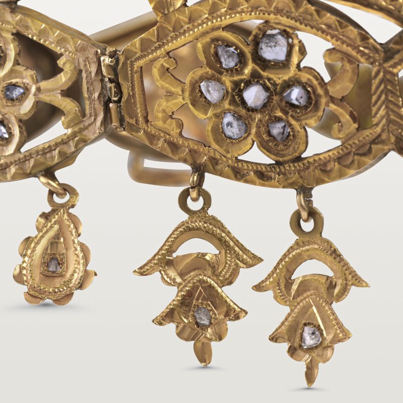 taj-dl-bzaym-couronne-or-articulée-frafr-bijoux-marocain-beldi-ancien-haute-joaillerie-kara.s3taj-bratl-oiseaux-emeraudes-courone-or-bijoux-traditionnelle-marocain-beldi-ancien-kara.s4-hommage-au-passé