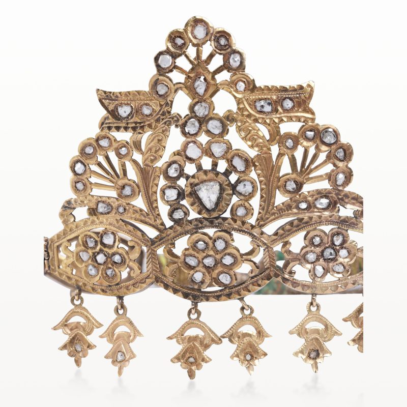 taj-dl-bzaym-couronne-or-articulée-frafr-bijoux-marocain-beldi-ancien-haute-joaillerie-kara.s4taj-bratl-oiseaux-emeraudes-courone-or-bijoux-traditionnelle-marocain-beldi-ancien-kara.s4-hommage-au-passé