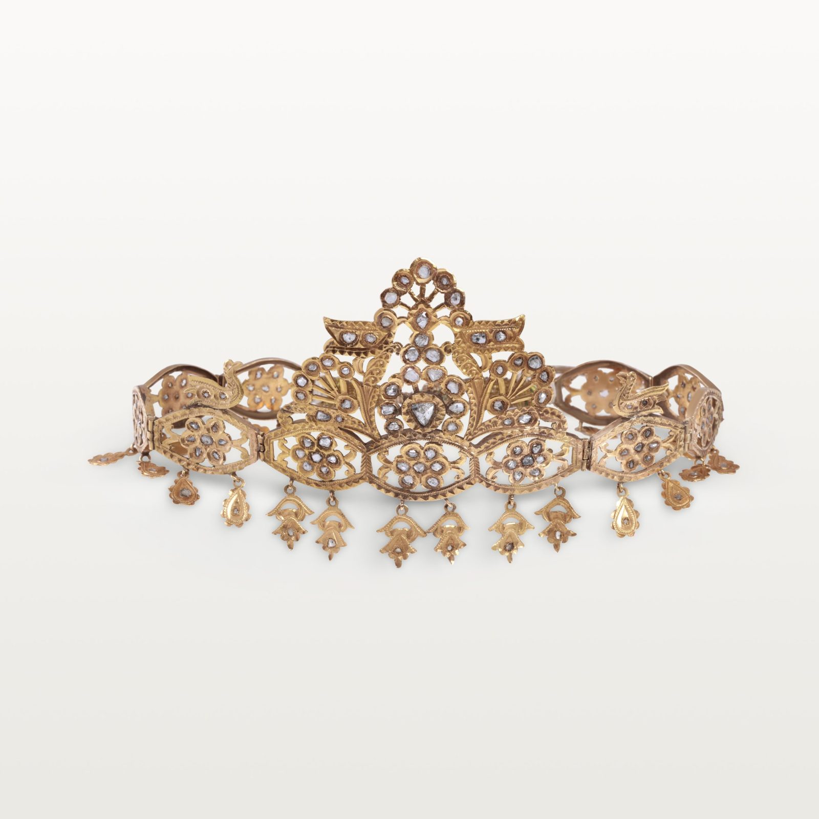 taj-dl-bzaym-couronne-or-articulée-frafr-bijoux-marocain-beldi-ancien-haute-joaillerie-kara.s5taj-bratl-oiseaux-emeraudes-courone-or-bijoux-traditionnelle-marocain-beldi-ancien-kara.s4-hommage-au-passé