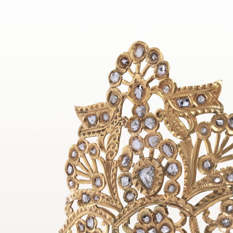 taj-dl-bzaym-couronne-or-articulée-frafr-bijoux-marocain-beldi-ancien-haute-joaillerie-kara.s6taj-bratl-oiseaux-emeraudes-courone-or-bijoux-traditionnelle-marocain-beldi-ancien-kara.s4-hommage-au-passé