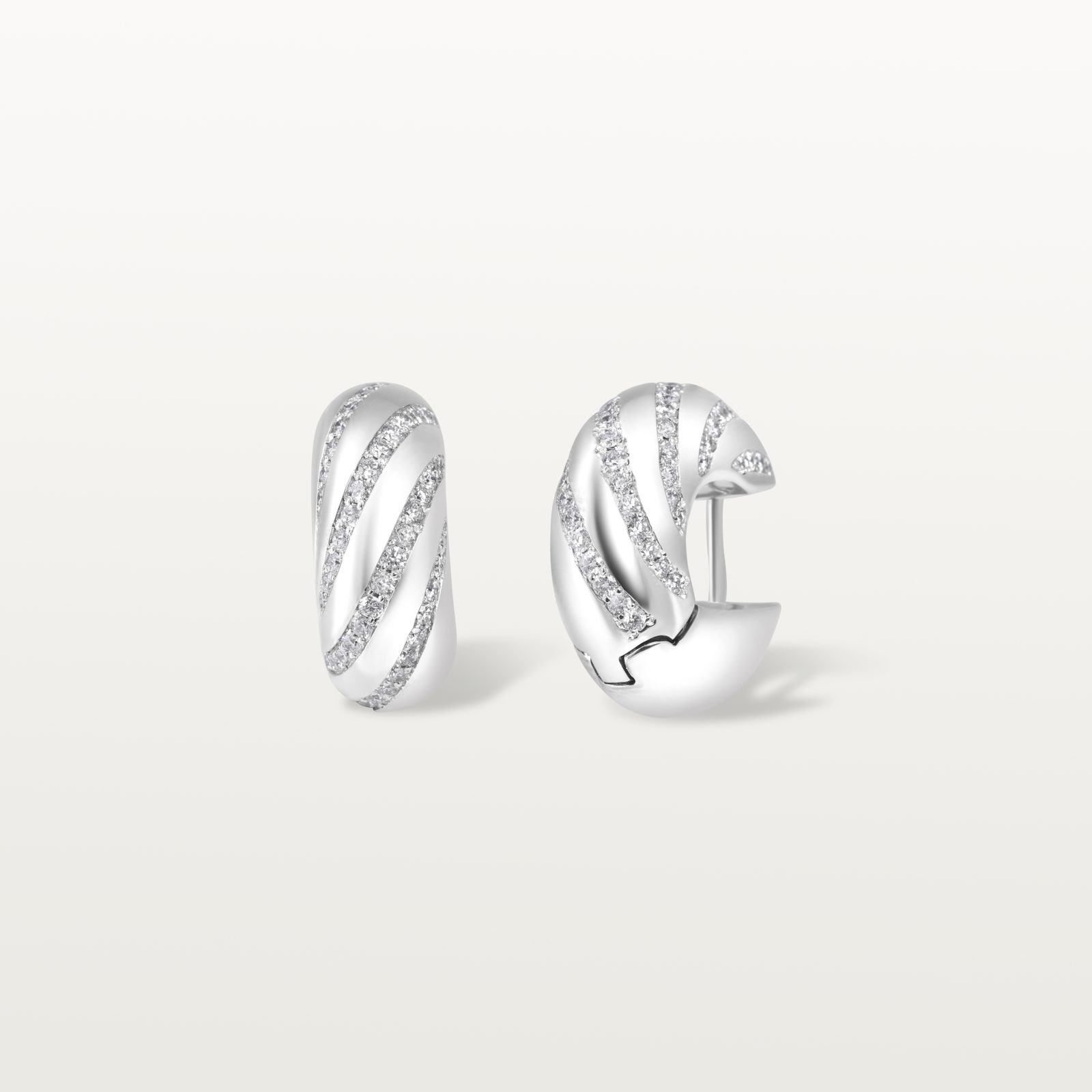 boucles-d’oreilles-créoles-croisées-diamants-blanc-or-blanc-les-klassiques3