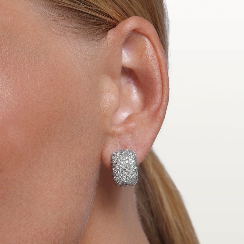 boucles-d’oreilles-créoles-pavée-bombée-diamants-les-klassiques