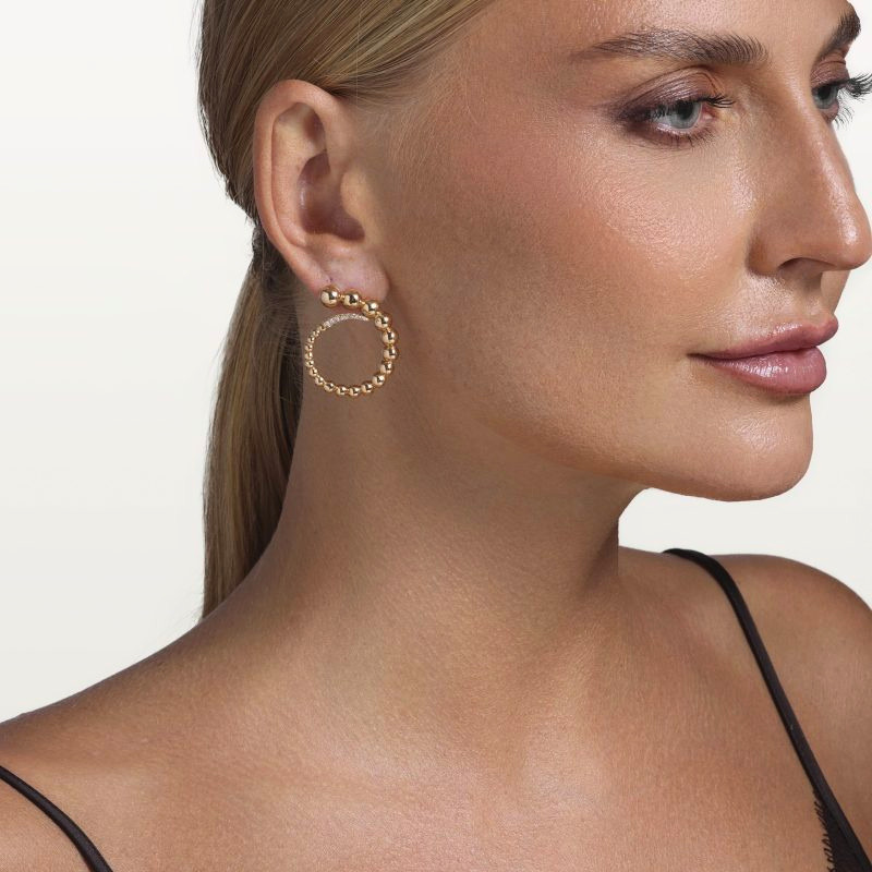 img src="boucles.jpg" alt="boucles d’oreilles créoles en or rose avec sphères polies et diamants sur mannequin"
