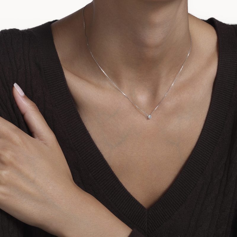 collier-pierre-au-cou-diamant-rond-serti-4-griffe