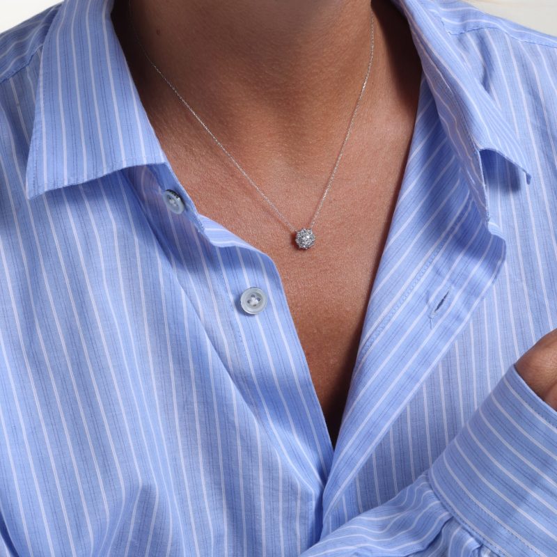 collier-pierre-au-cou-pendentif-fleur-diamant-les-klassiques