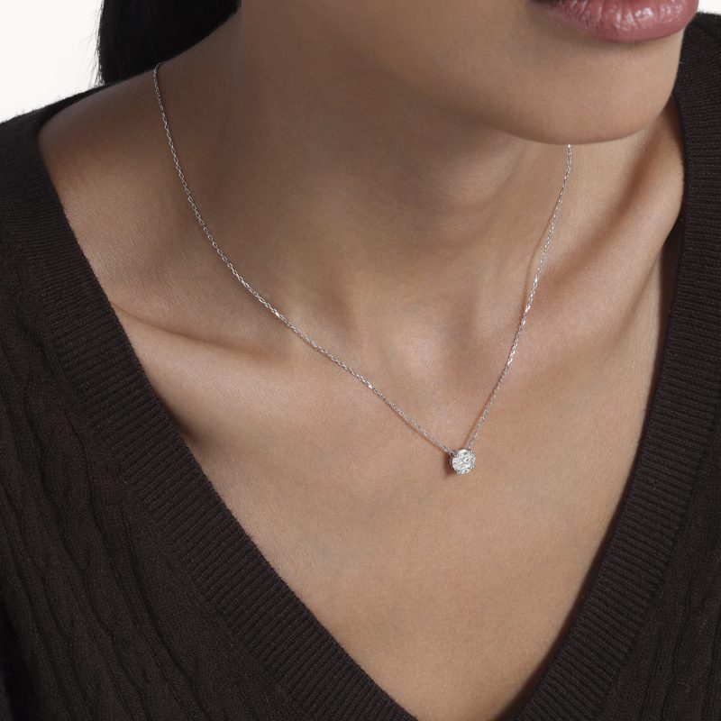collier-pierre-au-cou-pendentif-serti-illusion-les-klassiques