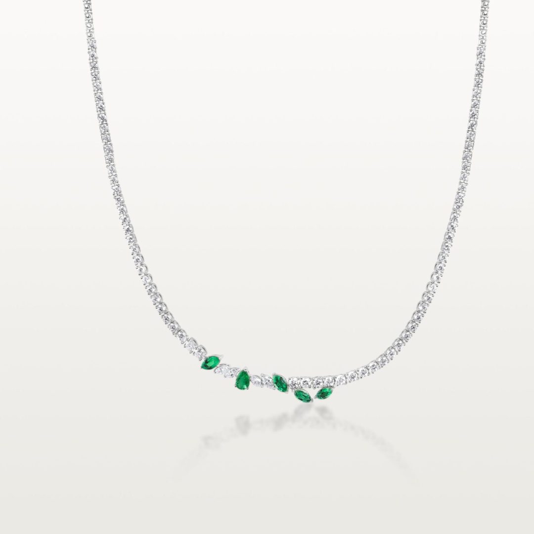 COLLIER RIVIÈRE LES KLASSIQUES, DEMI-SERTI DÉSTRUCTURÉ EN DIAMANTS ET ÉMERAUDES