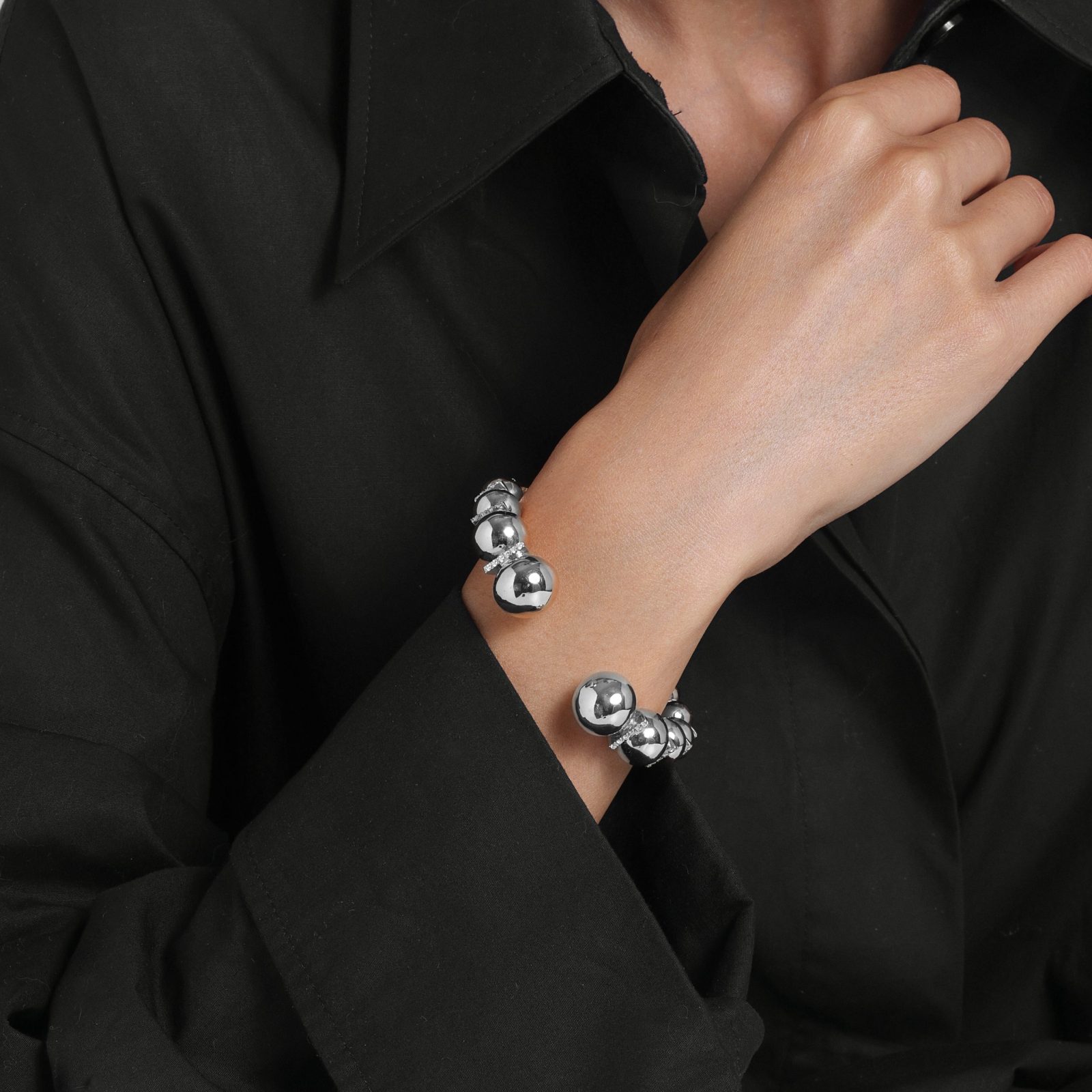 composition-bracelets-bloom-sphères-d’or-serti-Kara.S 1 – Or Blanc