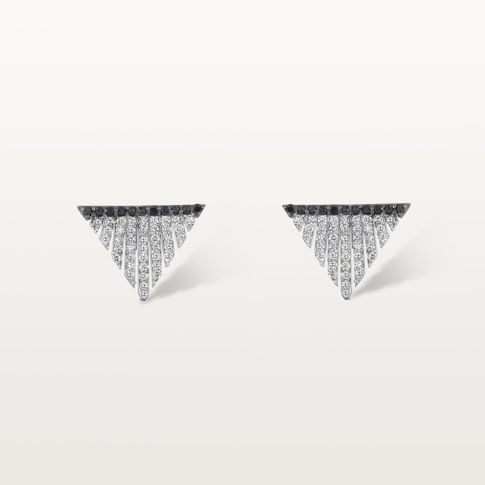 puces-d’oreilles-triangle-pavé-diamants-noirs-blanc-les-klassiques