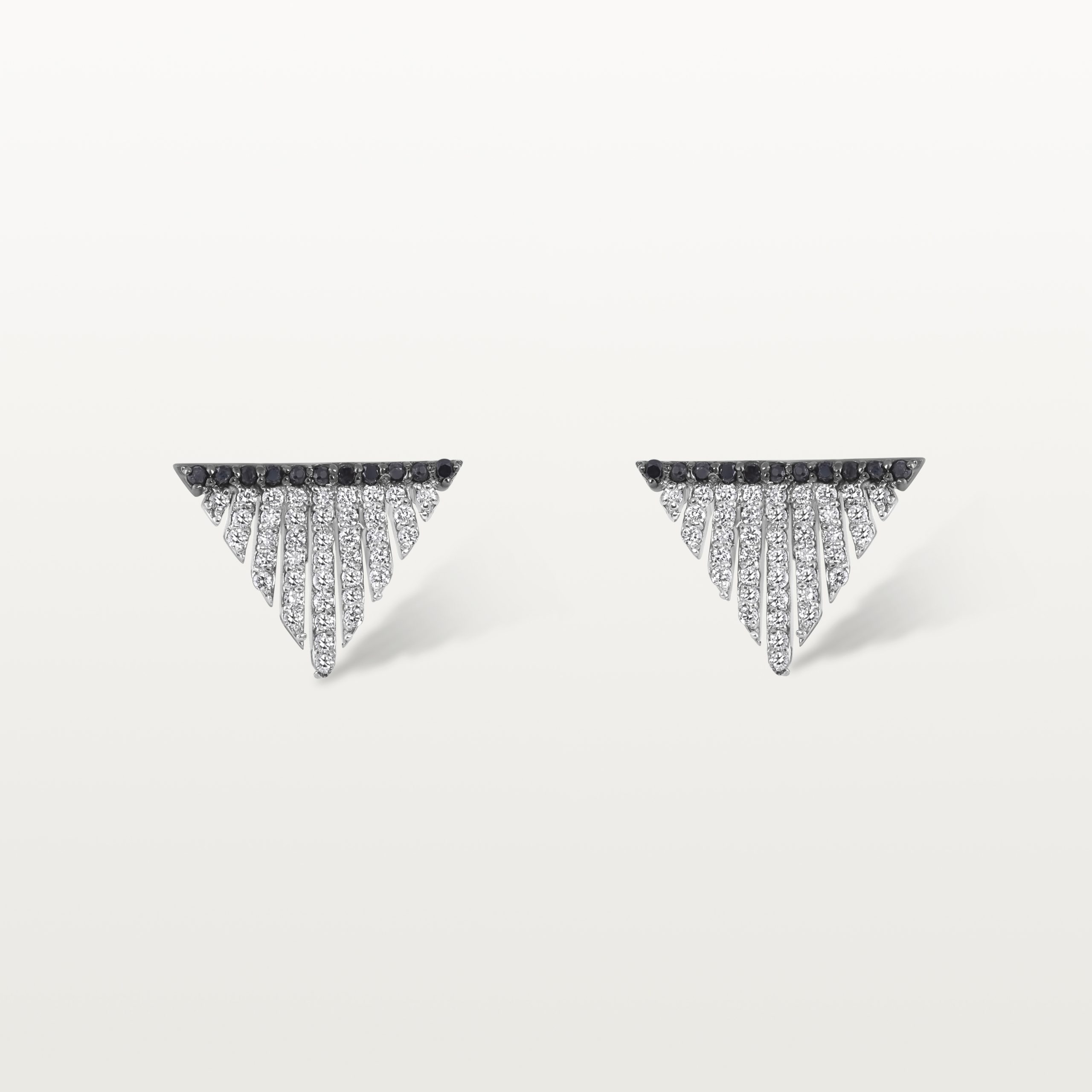 PUCES D’OREILLES LES KLASSIQUESS, TRIANGLE PAVÉ DE DIAMANTS BLANCS ET NOIRS